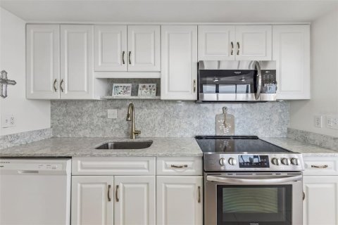 Condo in Daytona Beach, Florida, 2 bedrooms  № 2117561 - photo 24