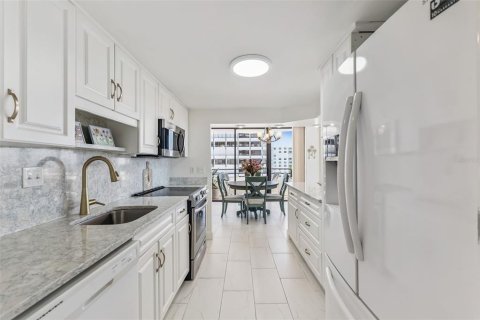 Condo in Daytona Beach, Florida, 2 bedrooms  № 2117561 - photo 25