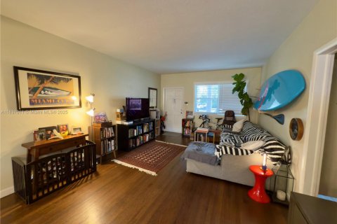 Casa en alquiler en Coral Gables, Florida, 2 dormitorios, 96.43 m2 № 1961242 - foto 8