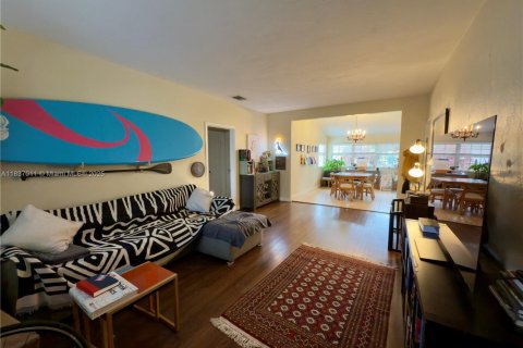 Casa en alquiler en Coral Gables, Florida, 2 dormitorios, 96.43 m2 № 1961242 - foto 2