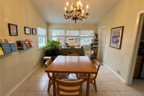 Casa en alquiler en Coral Gables, Florida, 2 dormitorios, 96.43 m2 № 1961242 - foto 4