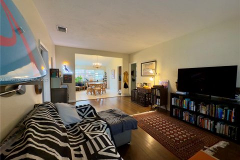 Casa en alquiler en Coral Gables, Florida, 2 dormitorios, 96.43 m2 № 1961242 - foto 3