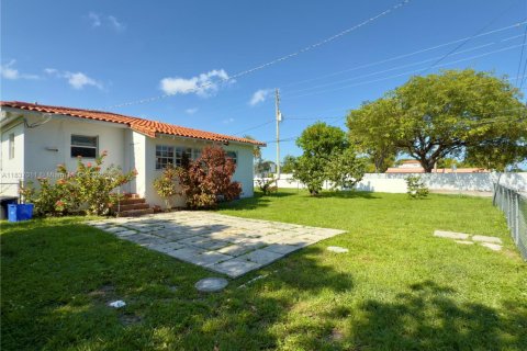 Casa en alquiler en Coral Gables, Florida, 2 dormitorios, 96.43 m2 № 1961242 - foto 11