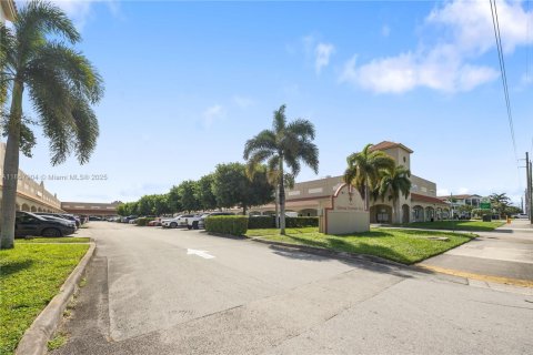 Propiedad comercial en venta en Miami, Florida № 1882327 - foto 13