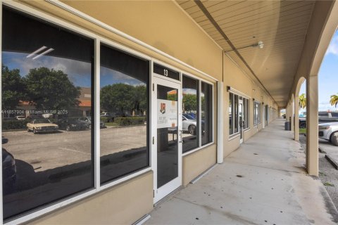 Propiedad comercial en venta en Miami, Florida № 1882327 - foto 12