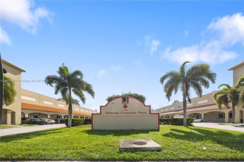Propiedad comercial en venta en Miami, Florida № 1882327 - foto 1