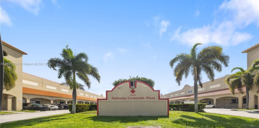 Propiedad comercial en Miami, Florida № 1882327