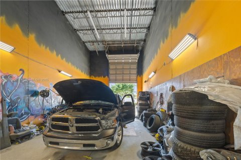 Propiedad comercial en venta en Miami, Florida № 1882327 - foto 10