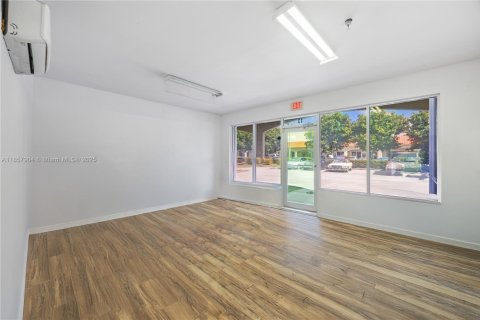 Propiedad comercial en venta en Miami, Florida № 1882327 - foto 3