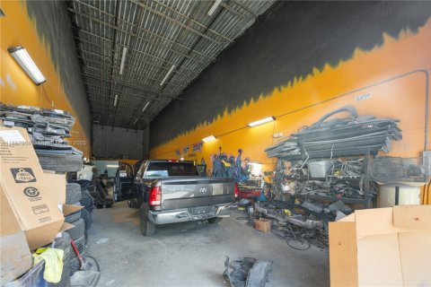 Propiedad comercial en venta en Miami, Florida № 1882327 - foto 9