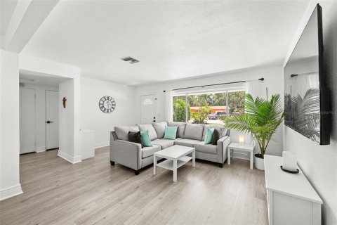 House in Saint Petersburg, Florida 3 bedrooms, 121.52 sq.m. № 1830046 - photo 9