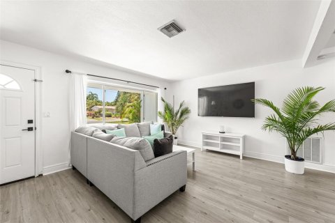 House in Saint Petersburg, Florida 3 bedrooms, 121.52 sq.m. № 1830046 - photo 7