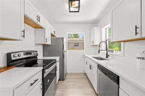 House in Saint Petersburg, Florida 3 bedrooms, 121.52 sq.m. № 1830046 - photo 14