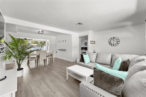 House in Saint Petersburg, Florida 3 bedrooms, 121.52 sq.m. № 1830046 - photo 10