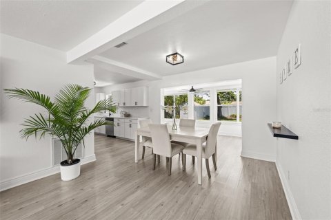 House in Saint Petersburg, Florida 3 bedrooms, 121.52 sq.m. № 1830046 - photo 6