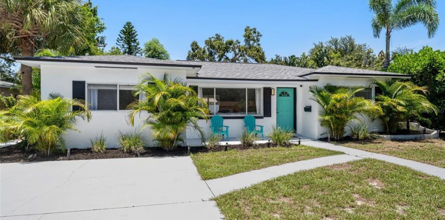 House in Saint Petersburg, Florida 3 bedrooms, 121.52 sq.m. № 1830046
