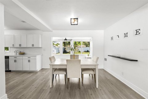 House in Saint Petersburg, Florida 3 bedrooms, 121.52 sq.m. № 1830046 - photo 11