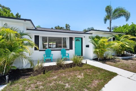 House in Saint Petersburg, Florida 3 bedrooms, 121.52 sq.m. № 1830046 - photo 2