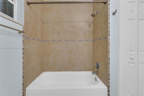 Villa ou maison à vendre à Hollywood, Floride: 3 chambres, 177.44 m2 № 1953655 - photo 24