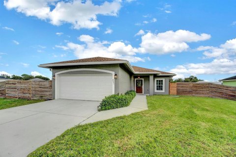 Villa ou maison à louer à Port St. Lucie, Floride: 3 chambres, 148.46 m2 № 2282200 - photo 4