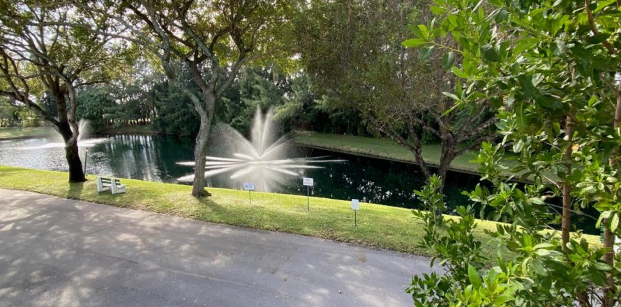 Condominio en Pompano Beach, Florida, 2 dormitorios № 984098
