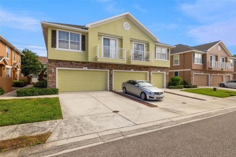 Townhouse in Saint Petersburg, Florida 3 bedrooms, 151.9 sq.m. № 1885471 - photo 2