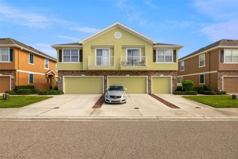 Townhouse in Saint Petersburg, Florida 3 bedrooms, 151.9 sq.m. № 1885471 - photo 1