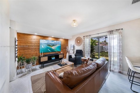 House in Miami, Florida 4 bedrooms, 219.06 sq.m. № 1845427 - photo 20