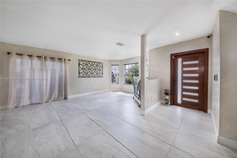 House in Miami, Florida 4 bedrooms, 219.06 sq.m. № 1845427 - photo 9
