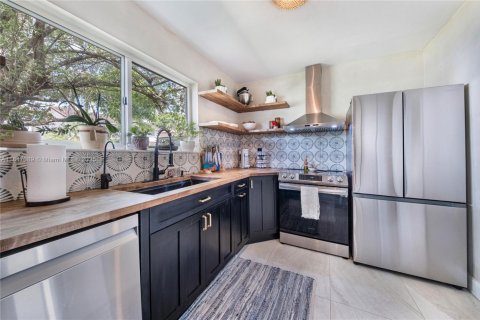 House in Miami, Florida 4 bedrooms, 219.06 sq.m. № 1845427 - photo 16