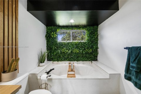 House in Miami, Florida 4 bedrooms, 219.06 sq.m. № 1845427 - photo 30