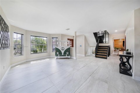 House in Miami, Florida 4 bedrooms, 219.06 sq.m. № 1845427 - photo 10