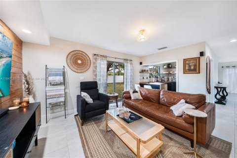 House in Miami, Florida 4 bedrooms, 219.06 sq.m. № 1845427 - photo 22