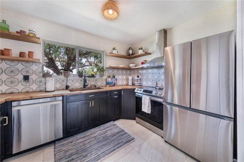 House in Miami, Florida 4 bedrooms, 219.06 sq.m. № 1845427 - photo 14