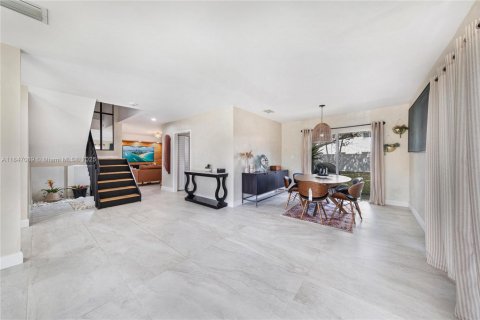 House in Miami, Florida 4 bedrooms, 219.06 sq.m. № 1845427 - photo 13