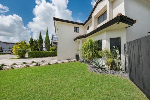 House in Miami, Florida 4 bedrooms, 219.06 sq.m. № 1845427 - photo 4