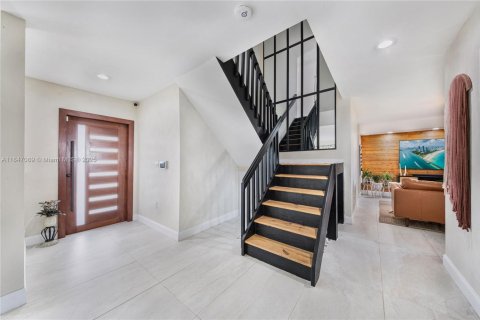 House in Miami, Florida 4 bedrooms, 219.06 sq.m. № 1845427 - photo 11