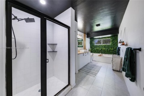 House in Miami, Florida 4 bedrooms, 219.06 sq.m. № 1845427 - photo 28