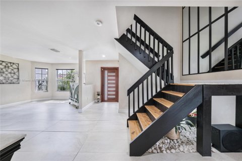 House in Miami, Florida 4 bedrooms, 219.06 sq.m. № 1845427 - photo 12