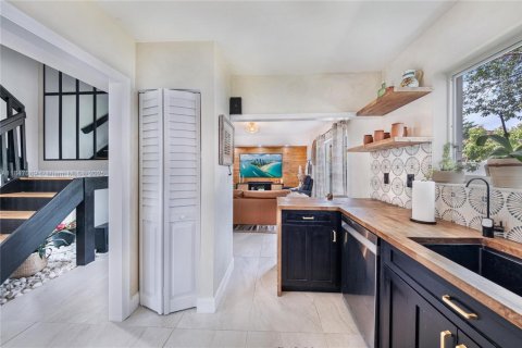 House in Miami, Florida 4 bedrooms, 219.06 sq.m. № 1845427 - photo 17
