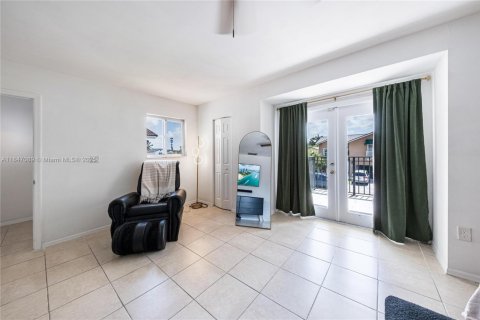 House in Miami, Florida 4 bedrooms, 219.06 sq.m. № 1845427 - photo 27