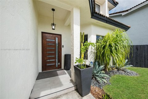House in Miami, Florida 4 bedrooms, 219.06 sq.m. № 1845427 - photo 6