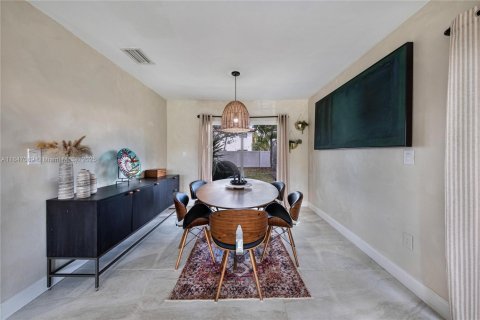 House in Miami, Florida 4 bedrooms, 219.06 sq.m. № 1845427 - photo 8