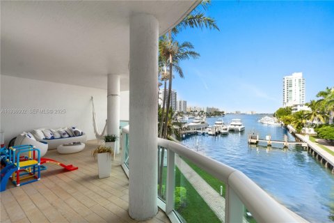 Кондоминиум с 3 спальнями в Норт-Бей-Виллидж, Флорида № 2053365