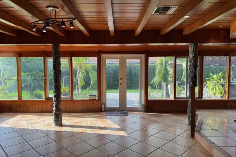 House in Hialeah Gardens, Florida 6 bedrooms, 420.2 sq.m. № 1857541 - photo 15