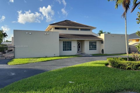 House in Hialeah Gardens, Florida 6 bedrooms, 420.2 sq.m. № 1857541 - photo 6