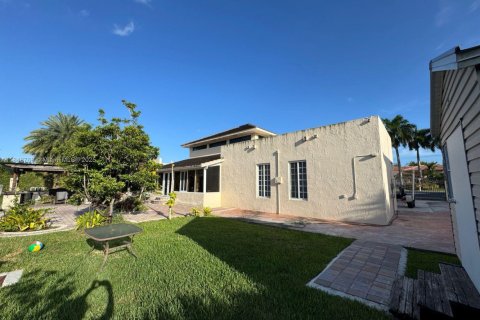 House in Hialeah Gardens, Florida 6 bedrooms, 420.2 sq.m. № 1857541 - photo 18