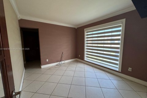 House in Hialeah Gardens, Florida 6 bedrooms, 420.2 sq.m. № 1857541 - photo 30