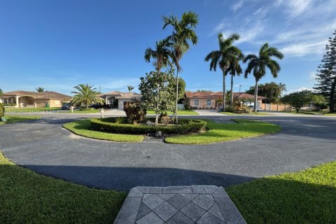 House in Hialeah Gardens, Florida 6 bedrooms, 420.2 sq.m. № 1857541 - photo 9