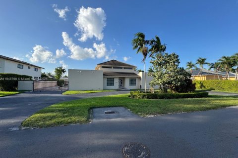 House in Hialeah Gardens, Florida 6 bedrooms, 420.2 sq.m. № 1857541 - photo 7